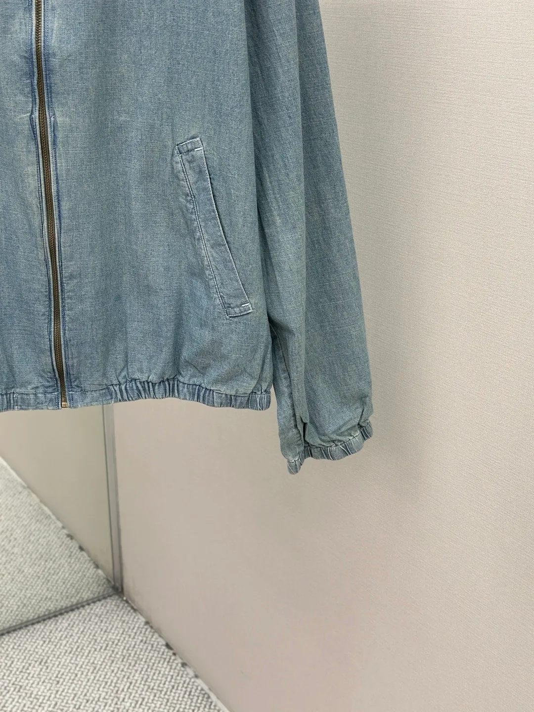 P490 Ralph Lauren colorful embroidered denim jacket. Custom dyed cloud-like plain cotton denim. Soft and silky. Comfortable and close to the skin. Mist-like indigo. A denim poem dyed with time. The exquisite colorful pony logo on the left chest jumps into indigo. It is highly recognizable. It brings an atmosphere of freedom and vitality. A symphony of pure and smart colors. The neckline is neatly folded. The details that are captured at a glance are critical. Reconstruct the classic with a neat version. Even walking with a designed sense of calmness. Process 1: Using imported machine embroidery technology, using advanced computer control systems and precision mechanical components to achieve colorful pony embroidery operations with high precision and smooth and delicate lines. Process 2: Template machine bag opening. The preset template guides the position, shape and size of the bag opening. The accuracy ensures the quality of the bag opening effect. Process 3: The hem is made in one go using a three-needle waist-drawing machine. The machine's special needle position and feeding mechanism are used. The elastic band and the fabric are sewn together in the same process. The three-needle design is stronger and can evenly distribute pressure to ensure that the elastic band and the fabric are closely adhered. Process 4: Use the washing and frying process. Prioritize the special desizing agent. Then soak the fabric in it and evenly starch it. After desizing, finally rinse. The workmanship is extremely complex and the loss is high. Accessories: Customized Ralph Lauren engraved buckle. Customized Ralph Lauren bronze zipper. Customized Ralph Lauren trademark. Version: Fitted fit Sizes: S M L XL